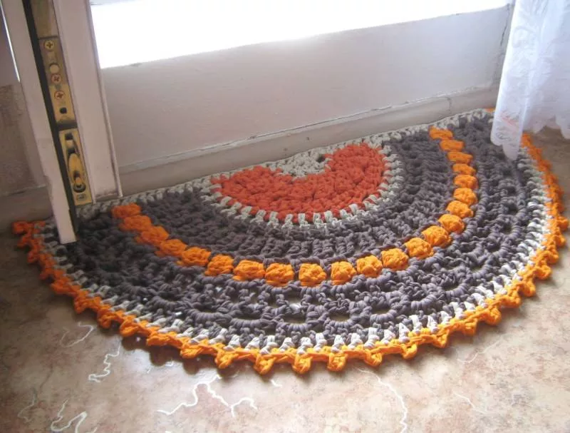 Коврик из трикотажной пряжи крючком - схемы для начинающих для вязания красивого прямоугольного, круглого, овального и квадратного коврика (133 фото)