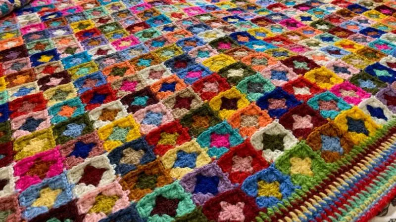 Бабушкин квадрат крючком - пошаговые схемы для начинающих с описанием вязания бабушкиного квадрата крючком