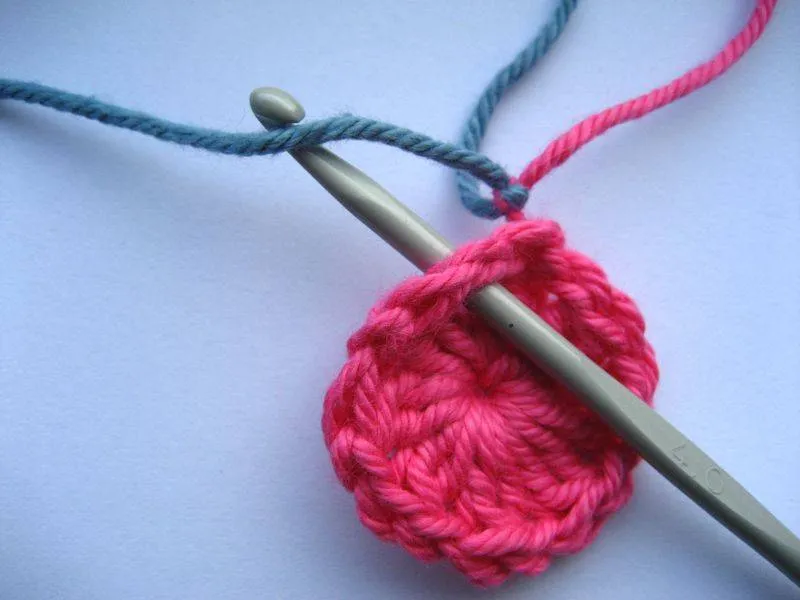 Бабушкин квадрат крючком - пошаговые схемы для начинающих с описанием вязания бабушкиного квадрата крючком