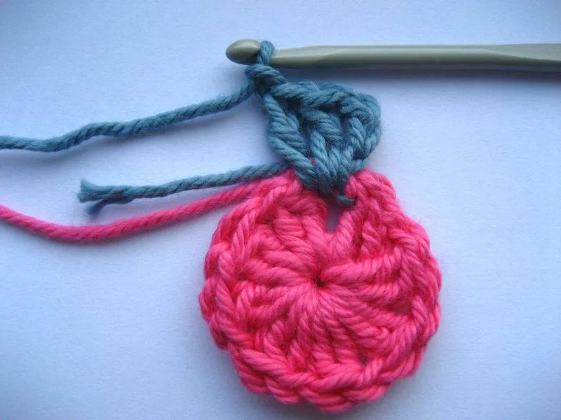 Бабушкин квадрат крючком - пошаговые схемы для начинающих с описанием вязания бабушкиного квадрата крючком