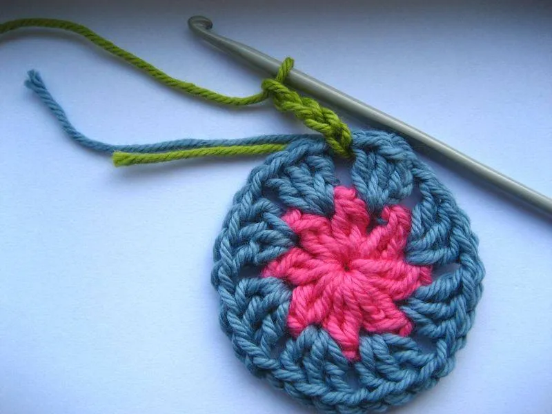 Бабушкин квадрат крючком - пошаговые схемы для начинающих с описанием вязания бабушкиного квадрата крючком