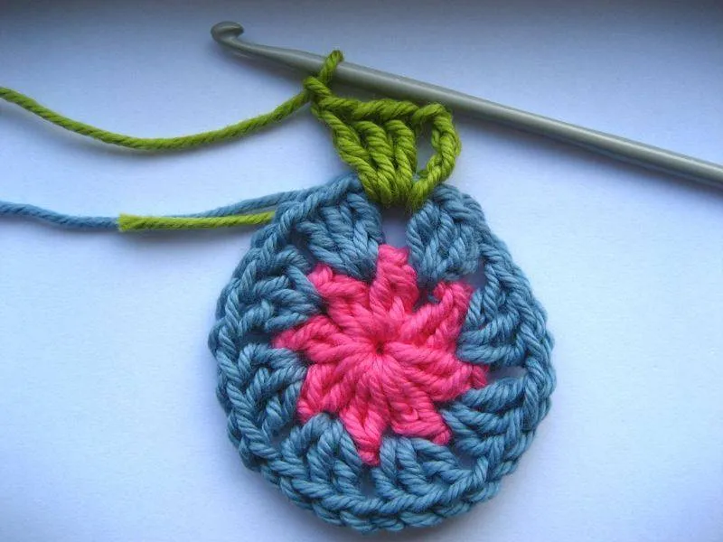 Бабушкин квадрат крючком - пошаговые схемы для начинающих с описанием вязания бабушкиного квадрата крючком