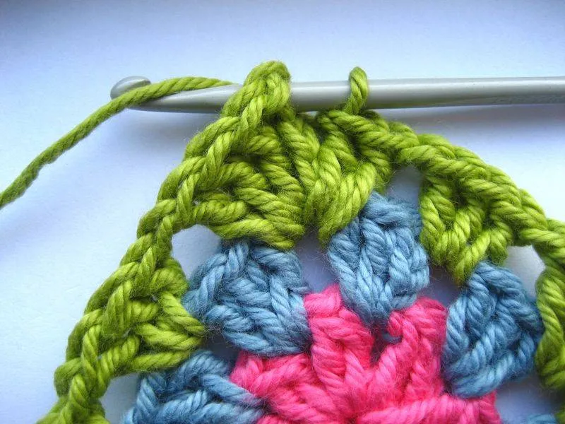 Бабушкин квадрат крючком - пошаговые схемы для начинающих с описанием вязания бабушкиного квадрата крючком