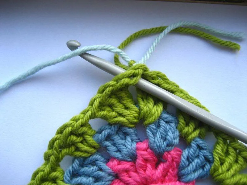 Бабушкин квадрат крючком - пошаговые схемы для начинающих с описанием вязания бабушкиного квадрата крючком