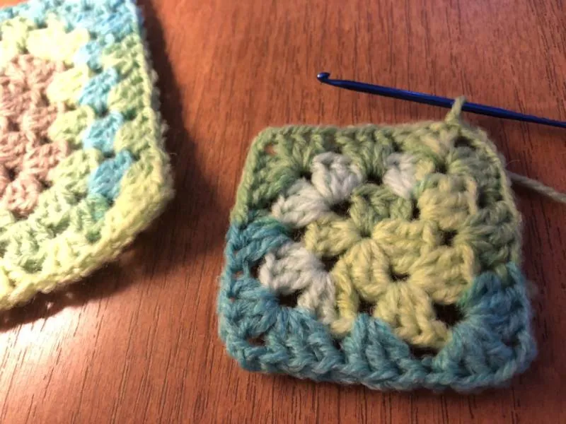 Бабушкин квадрат крючком - пошаговые схемы для начинающих с описанием вязания бабушкиного квадрата крючком