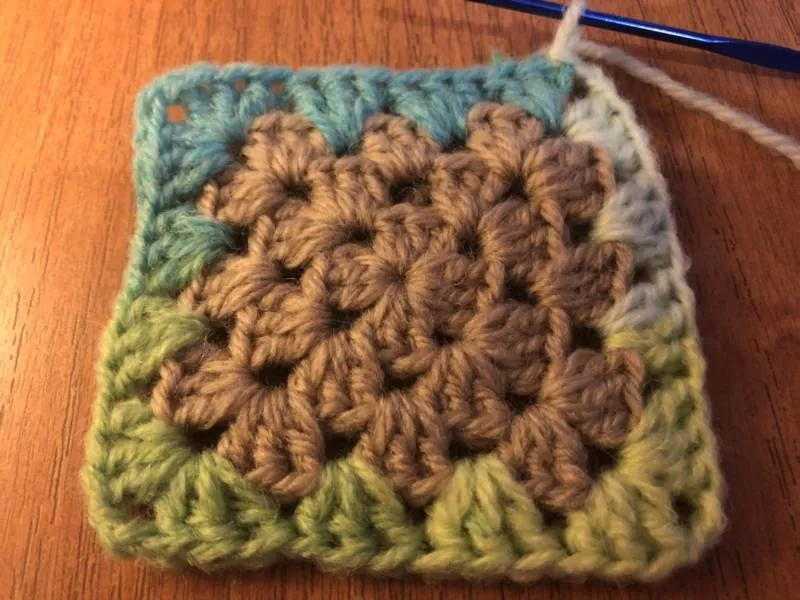 Бабушкин квадрат крючком - пошаговые схемы для начинающих с описанием вязания бабушкиного квадрата крючком
