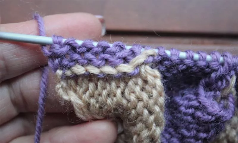 Энтерлак спицами - пошаговые мастер-классы для начинающих и схемы с описанием вязания в технике энтерлак