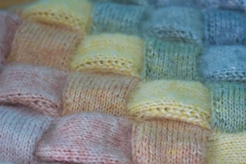 Энтерлак спицами - пошаговые мастер-классы для начинающих и схемы с описанием вязания в технике энтерлак