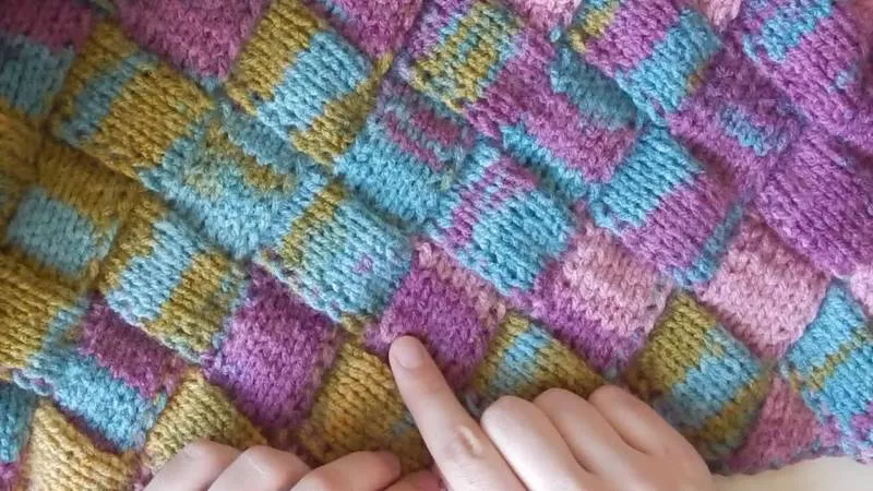 Энтерлак спицами - пошаговые мастер-классы для начинающих и схемы с описанием вязания в технике энтерлак