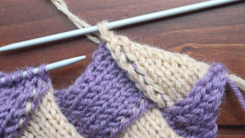 Энтерлак спицами - пошаговые мастер-классы для начинающих и схемы с описанием вязания в технике энтерлак
