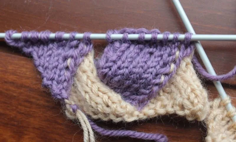 Энтерлак спицами - пошаговые мастер-классы для начинающих и схемы с описанием вязания в технике энтерлак