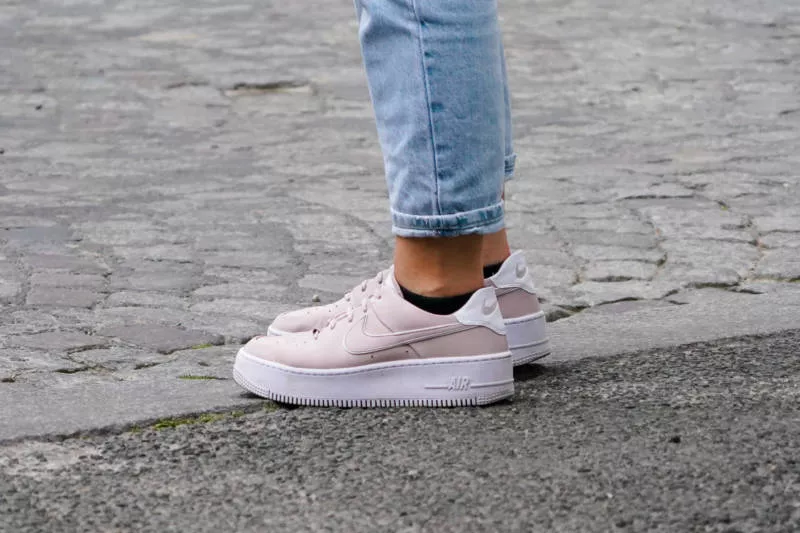 Как подворачивать джинсы (129 фото): красивые модные лайфхаки для правильного подворота женских и мужских джинсов под кроссовки и ботинки