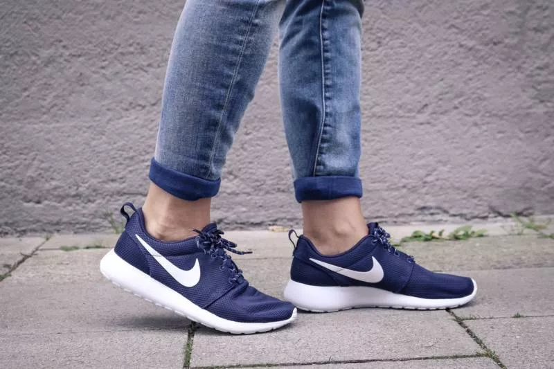 Как подворачивать джинсы (129 фото): красивые модные лайфхаки для правильного подворота женских и мужских джинсов под кроссовки и ботинки