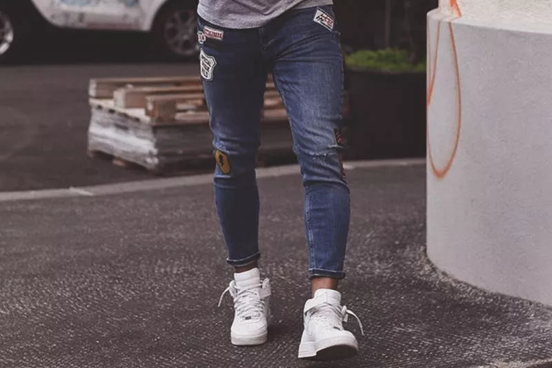 Как подворачивать джинсы (129 фото): красивые модные лайфхаки для правильного подворота женских и мужских джинсов под кроссовки и ботинки