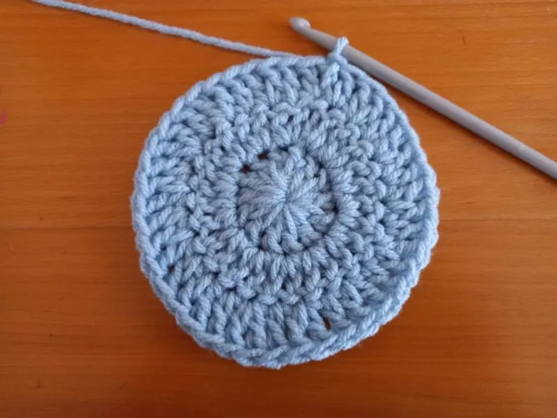 Как связать шапку с ушками крючком и спицами - схемы с описанием вязания детской и женской шапки с ушками для начинающих