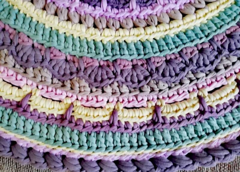 Коврик из трикотажной пряжи крючком - схемы для начинающих для вязания красивого прямоугольного, круглого, овального и квадратного коврика (133 фото)