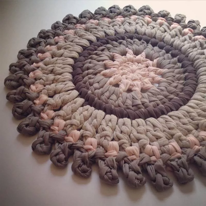 Коврик из трикотажной пряжи крючком - схемы для начинающих для вязания красивого прямоугольного, круглого, овального и квадратного коврика (133 фото)