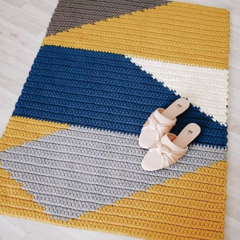 Коврик из трикотажной пряжи крючком - схемы для начинающих для вязания красивого прямоугольного, круглого, овального и квадратного коврика (133 фото)