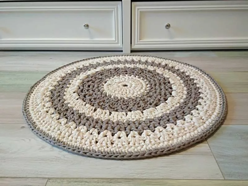 Коврик из трикотажной пряжи крючком - схемы для начинающих для вязания красивого прямоугольного, круглого, овального и квадратного коврика (133 фото)