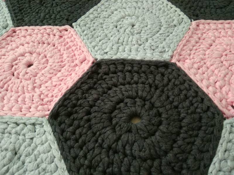 Коврик из трикотажной пряжи крючком - схемы для начинающих для вязания красивого прямоугольного, круглого, овального и квадратного коврика (133 фото)