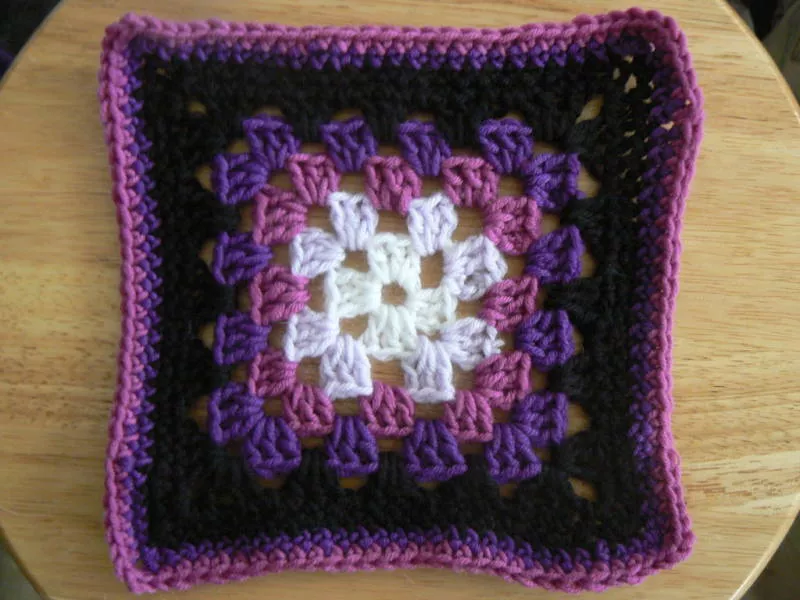 Мотивы крючком - простые схемы для начинающих с описанием вязания красивых квадратных и цветочных мотивов крючком