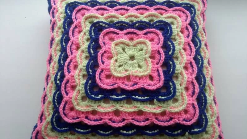 Мотивы крючком - простые схемы для начинающих с описанием вязания красивых квадратных и цветочных мотивов крючком