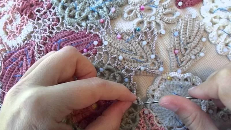 Мотивы крючком - простые схемы для начинающих с описанием вязания красивых квадратных и цветочных мотивов крючком