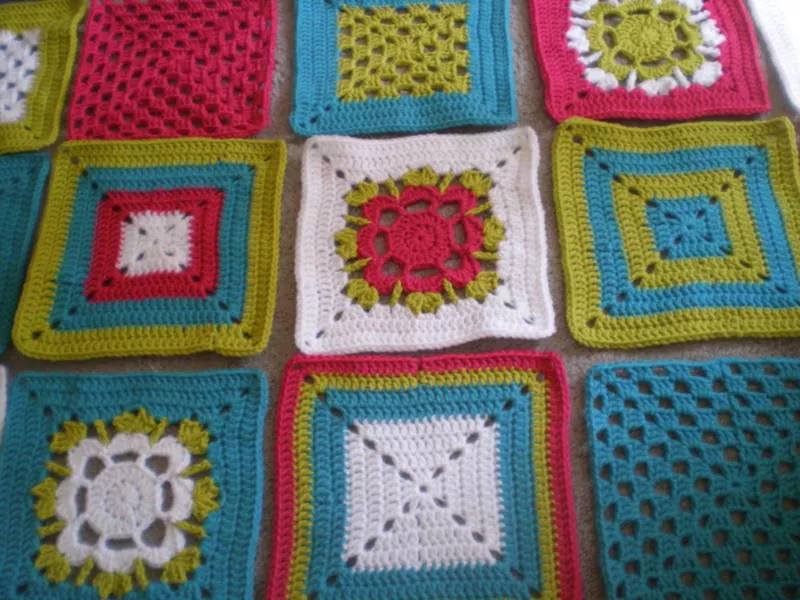 Мотивы крючком - простые схемы для начинающих с описанием вязания красивых квадратных и цветочных мотивов крючком