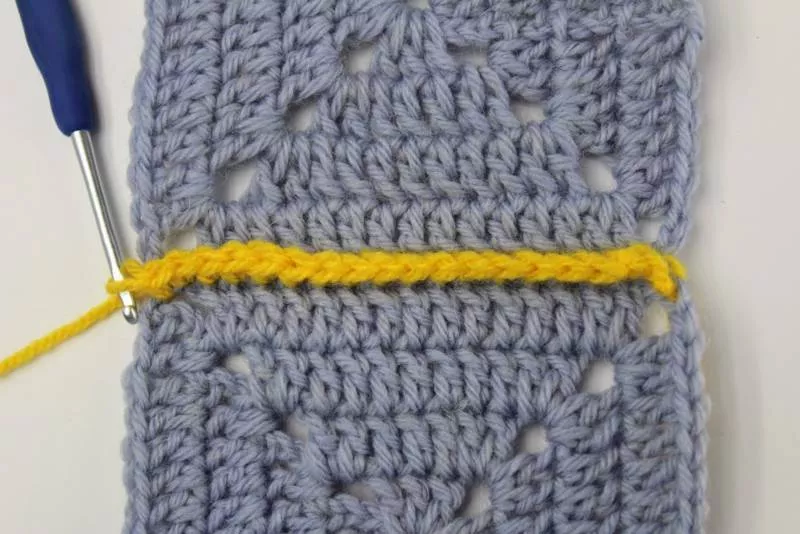 Мотивы крючком - простые схемы для начинающих с описанием вязания красивых квадратных и цветочных мотивов крючком