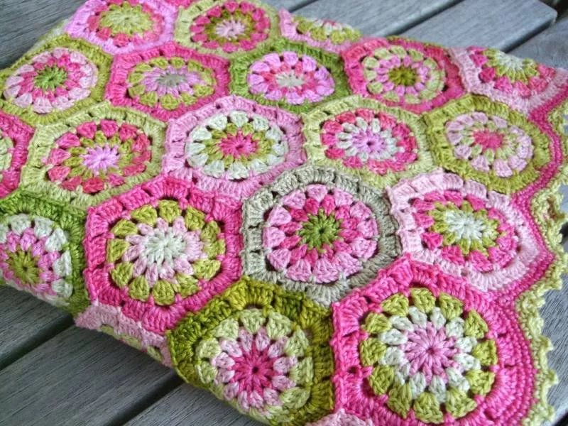 Мотивы крючком - простые схемы для начинающих с описанием вязания красивых квадратных и цветочных мотивов крючком