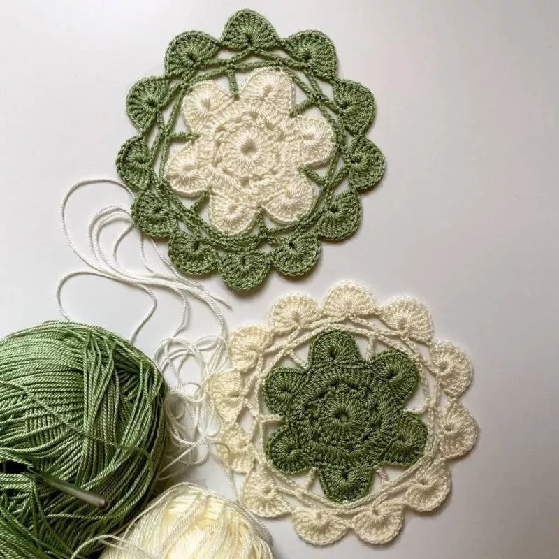 Мотивы крючком - простые схемы для начинающих с описанием вязания красивых квадратных и цветочных мотивов крючком