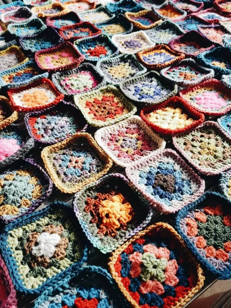 Мотивы крючком - простые схемы для начинающих с описанием вязания красивых квадратных и цветочных мотивов крючком