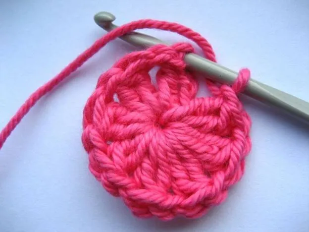 Мотивы крючком - простые схемы для начинающих с описанием вязания красивых квадратных и цветочных мотивов крючком