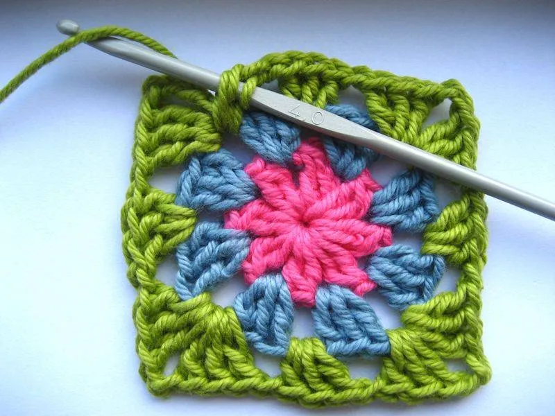 Мотивы крючком - простые схемы для начинающих с описанием вязания красивых квадратных и цветочных мотивов крючком