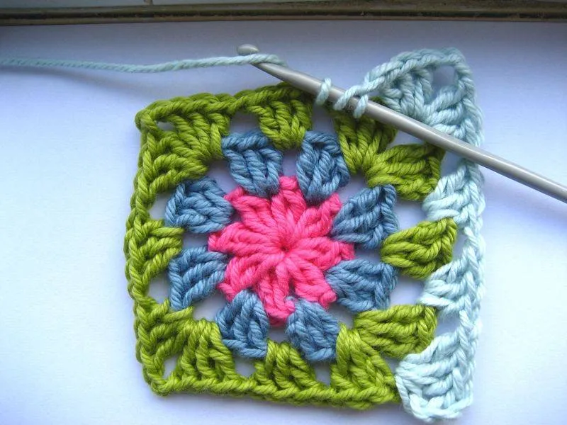 Мотивы крючком - простые схемы для начинающих с описанием вязания красивых квадратных и цветочных мотивов крючком