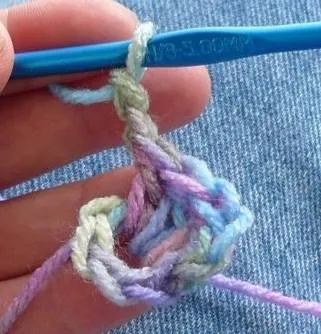 Мотивы крючком - простые схемы для начинающих с описанием вязания красивых квадратных и цветочных мотивов крючком