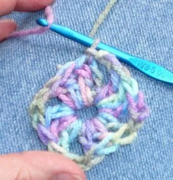 Мотивы крючком - простые схемы для начинающих с описанием вязания красивых квадратных и цветочных мотивов крючком