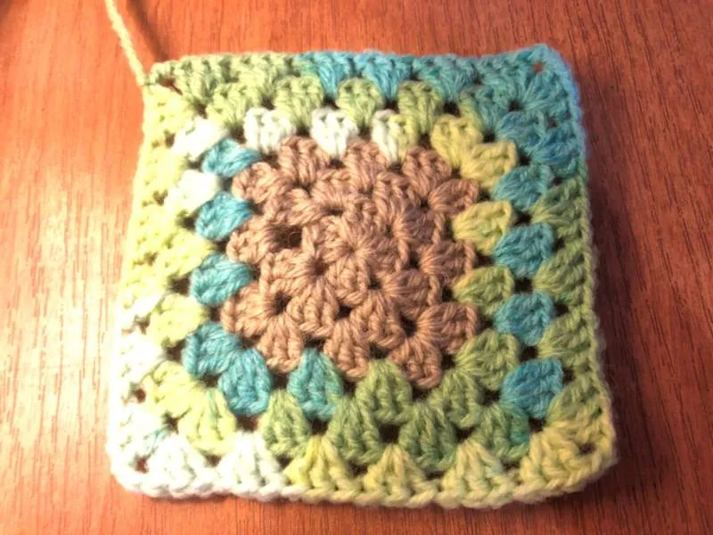 Мотивы крючком - простые схемы для начинающих с описанием вязания красивых квадратных и цветочных мотивов крючком