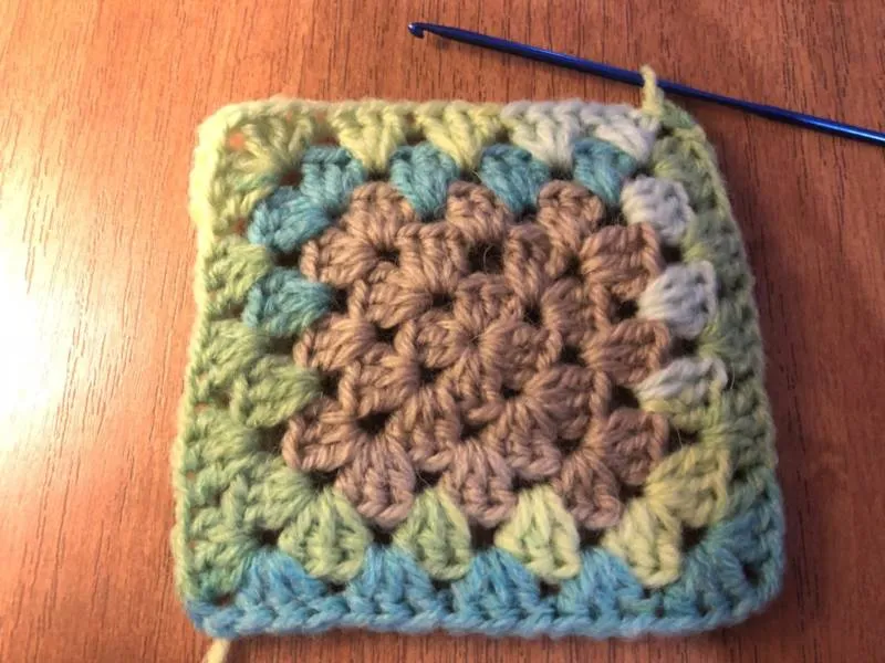 Мотивы крючком - простые схемы для начинающих с описанием вязания красивых квадратных и цветочных мотивов крючком