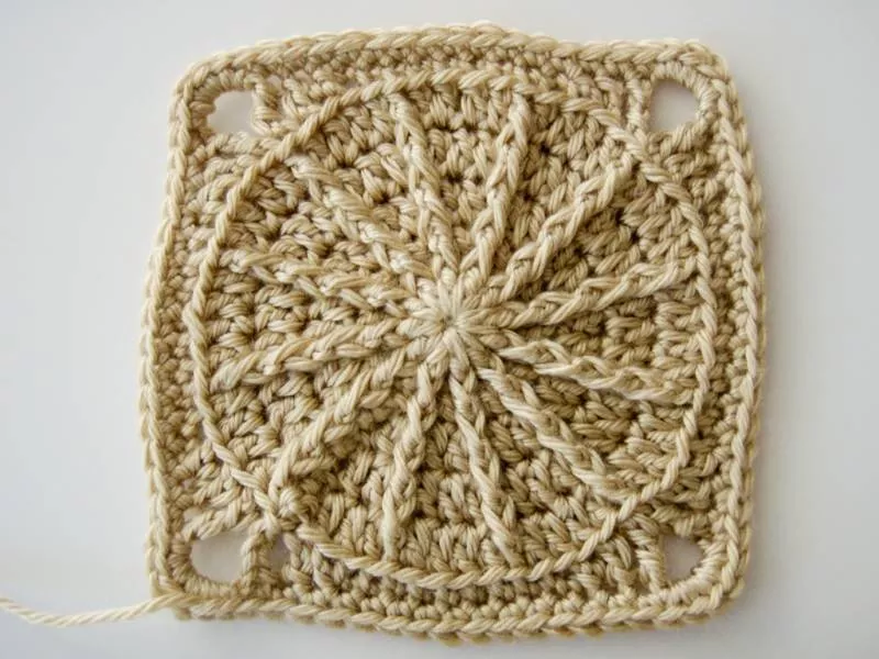 Плед из квадратов крючком (85 фото): пошаговые мастер-классы для начинающих и схемы с описанием вязания красивого пледа