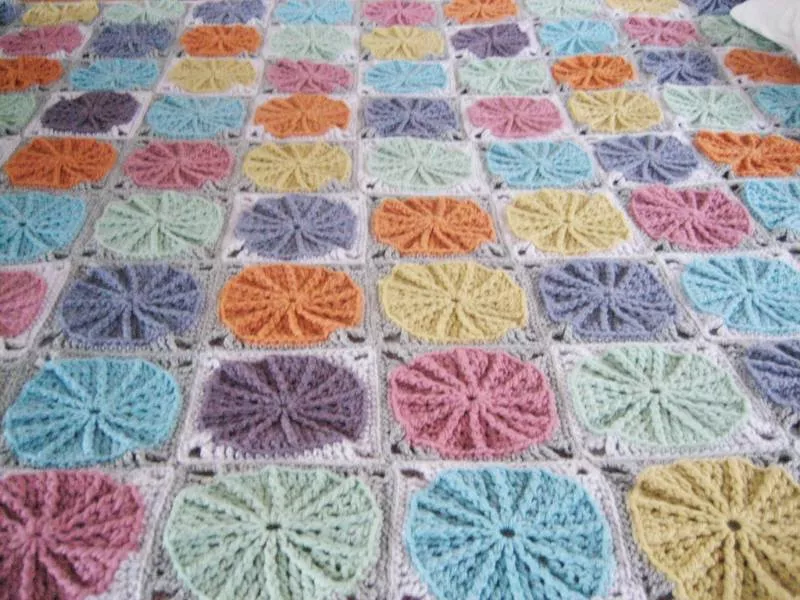 Плед из квадратов крючком (85 фото): пошаговые мастер-классы для начинающих и схемы с описанием вязания красивого пледа
