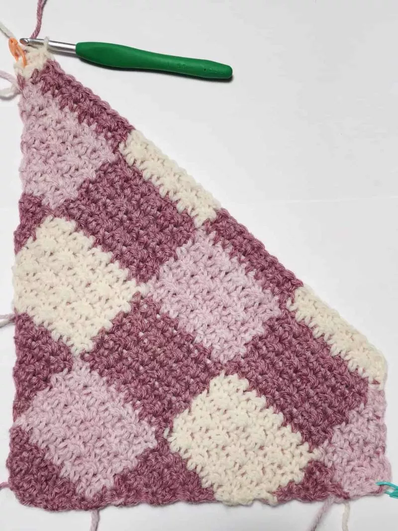 Плед из квадратов крючком (85 фото): пошаговые мастер-классы для начинающих и схемы с описанием вязания красивого пледа