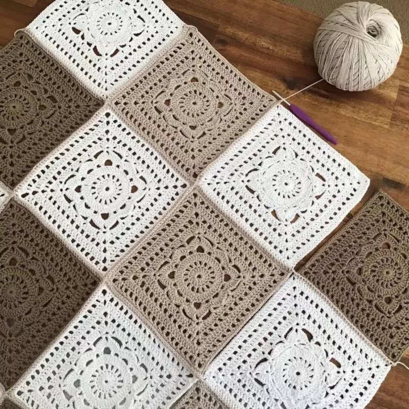 Плед из квадратов крючком (85 фото): пошаговые мастер-классы для начинающих и схемы с описанием вязания красивого пледа