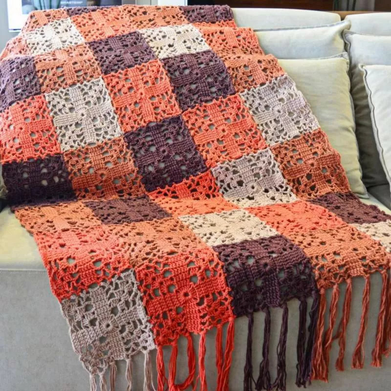 Плед из квадратов крючком (85 фото): пошаговые мастер-классы для начинающих и схемы с описанием вязания красивого пледа
