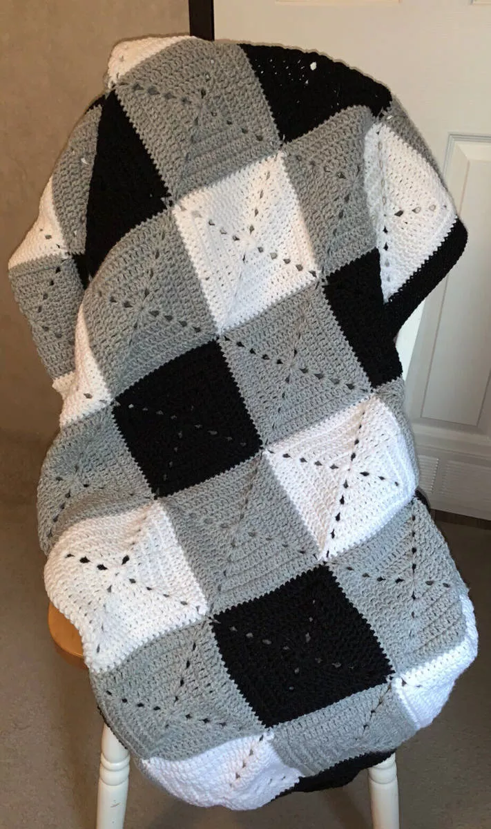 Плед из квадратов крючком (85 фото): пошаговые мастер-классы для начинающих и схемы с описанием вязания красивого пледа