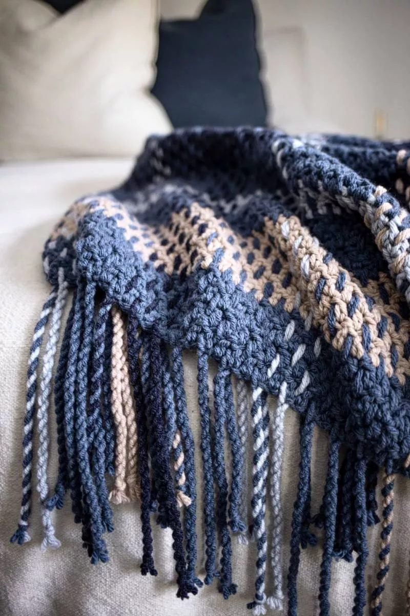 Плед из квадратов крючком (85 фото): пошаговые мастер-классы для начинающих и схемы с описанием вязания красивого пледа