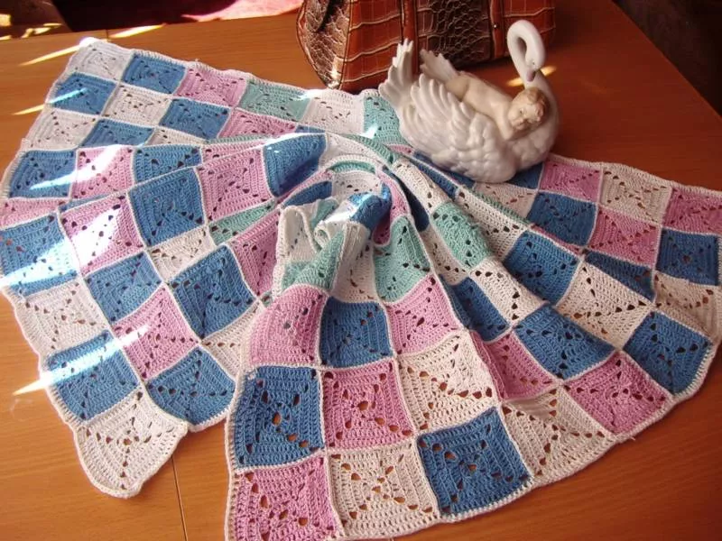 Плед из квадратов крючком (85 фото): пошаговые мастер-классы для начинающих и схемы с описанием вязания красивого пледа