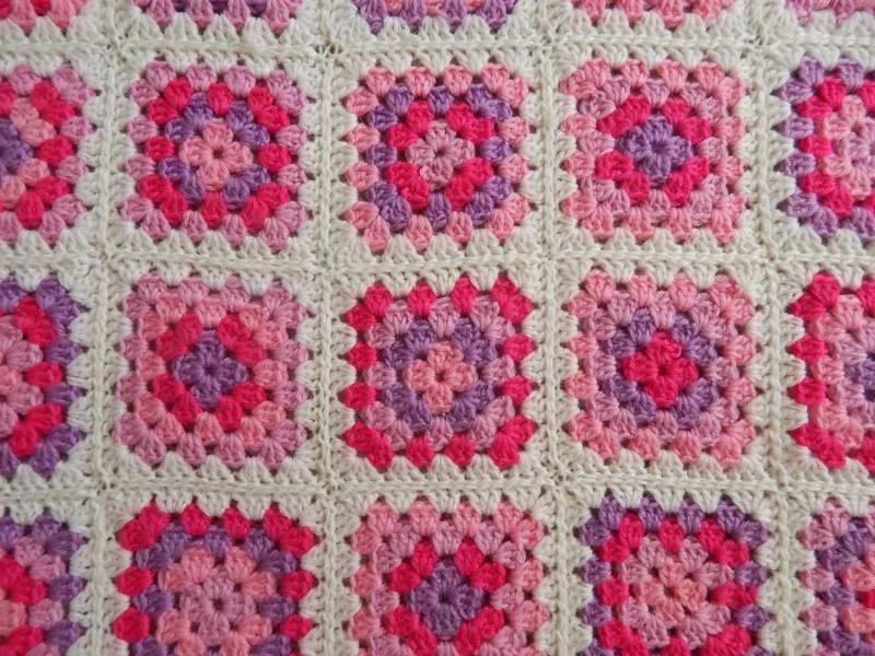 Плед из квадратов крючком (85 фото): пошаговые мастер-классы для начинающих и схемы с описанием вязания красивого пледа