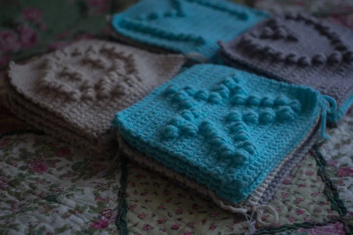 Плед из квадратов крючком (85 фото): пошаговые мастер-классы для начинающих и схемы с описанием вязания красивого пледа