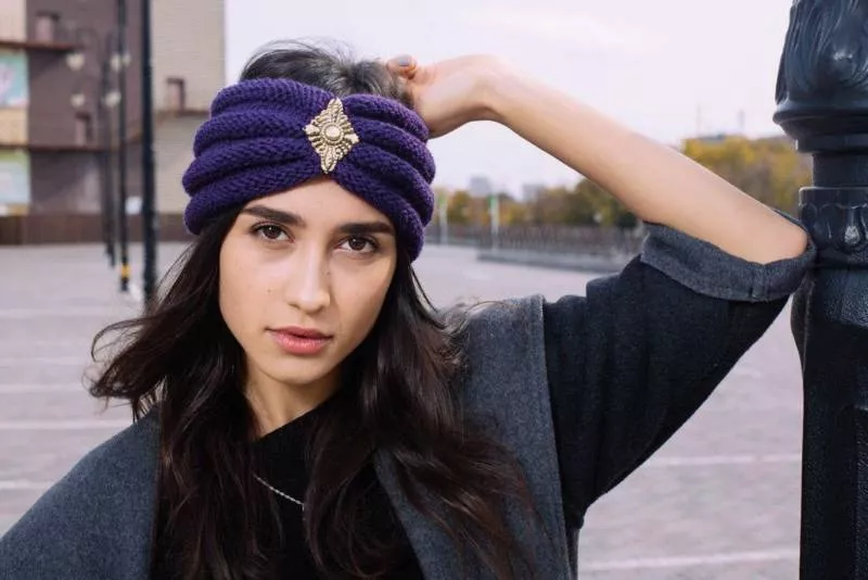 Повязка на голову спицами - схемы для начинающих с описанием вязания красивой повязки на голову для женщин и девочек